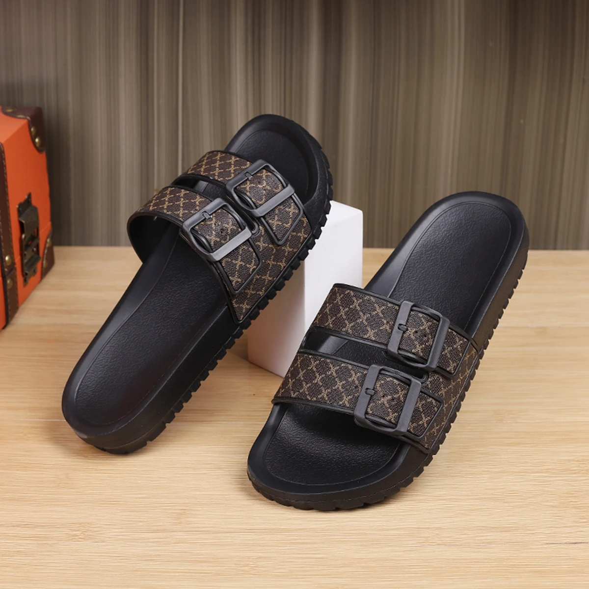 Double-Button Design Fashion Slippers, Comfortable, Lightweight, Breathable and Wear-Resistant, Suitable for Home Leisure and Outdoor Travel, Personalized and Practical