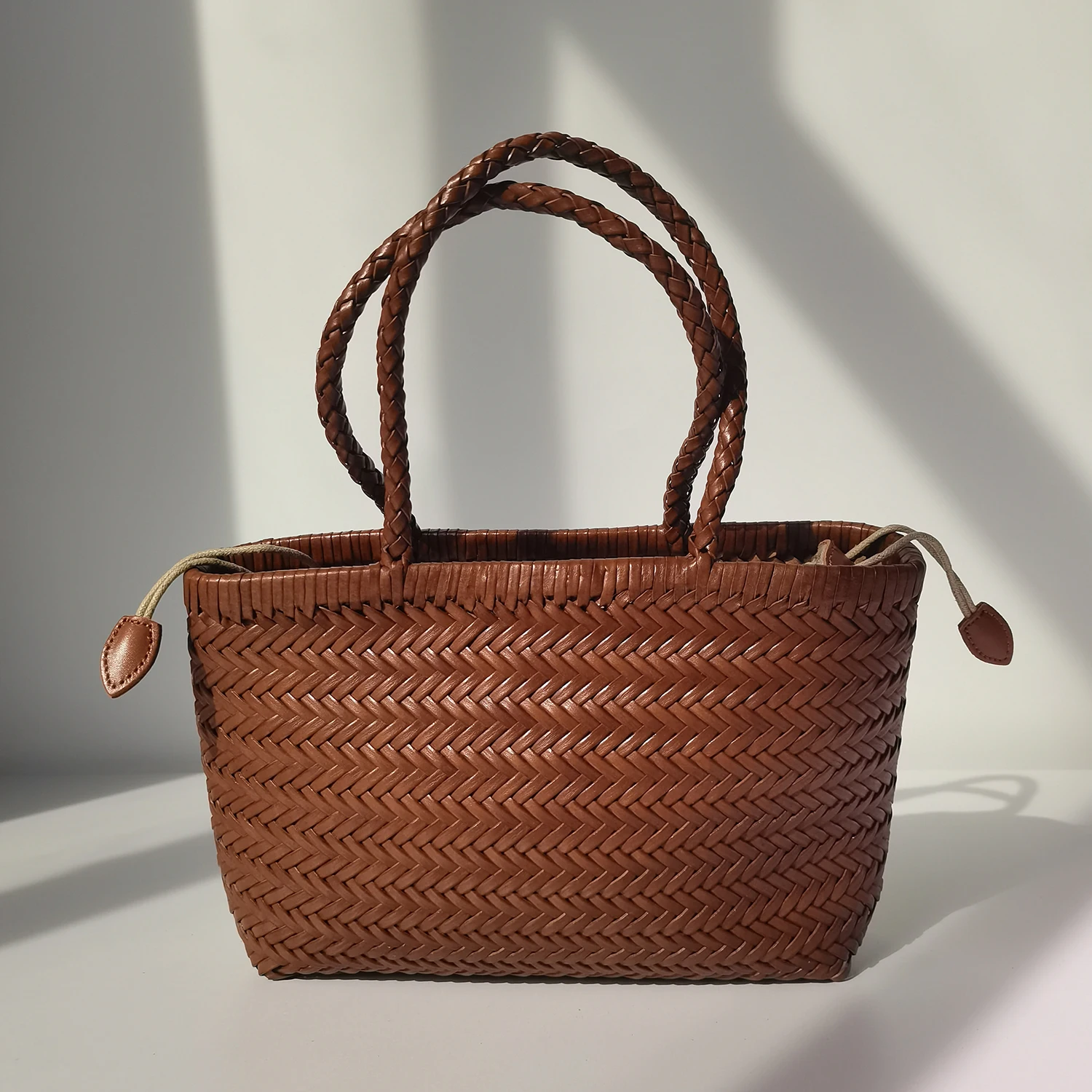 

New hand-woven French vegetable basket bag two-layer cowhide retro crossbody bag for women ins small high-quality women's bag