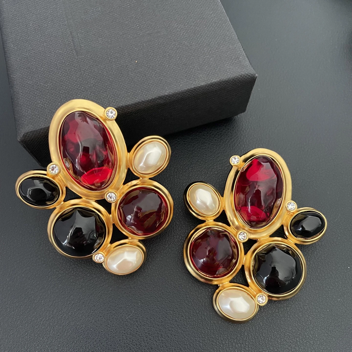 

Europe Vintage Luxury Designer Resin Crystal Pendant Earrings Ear Clip Woman Top Quality Jewelry Trend