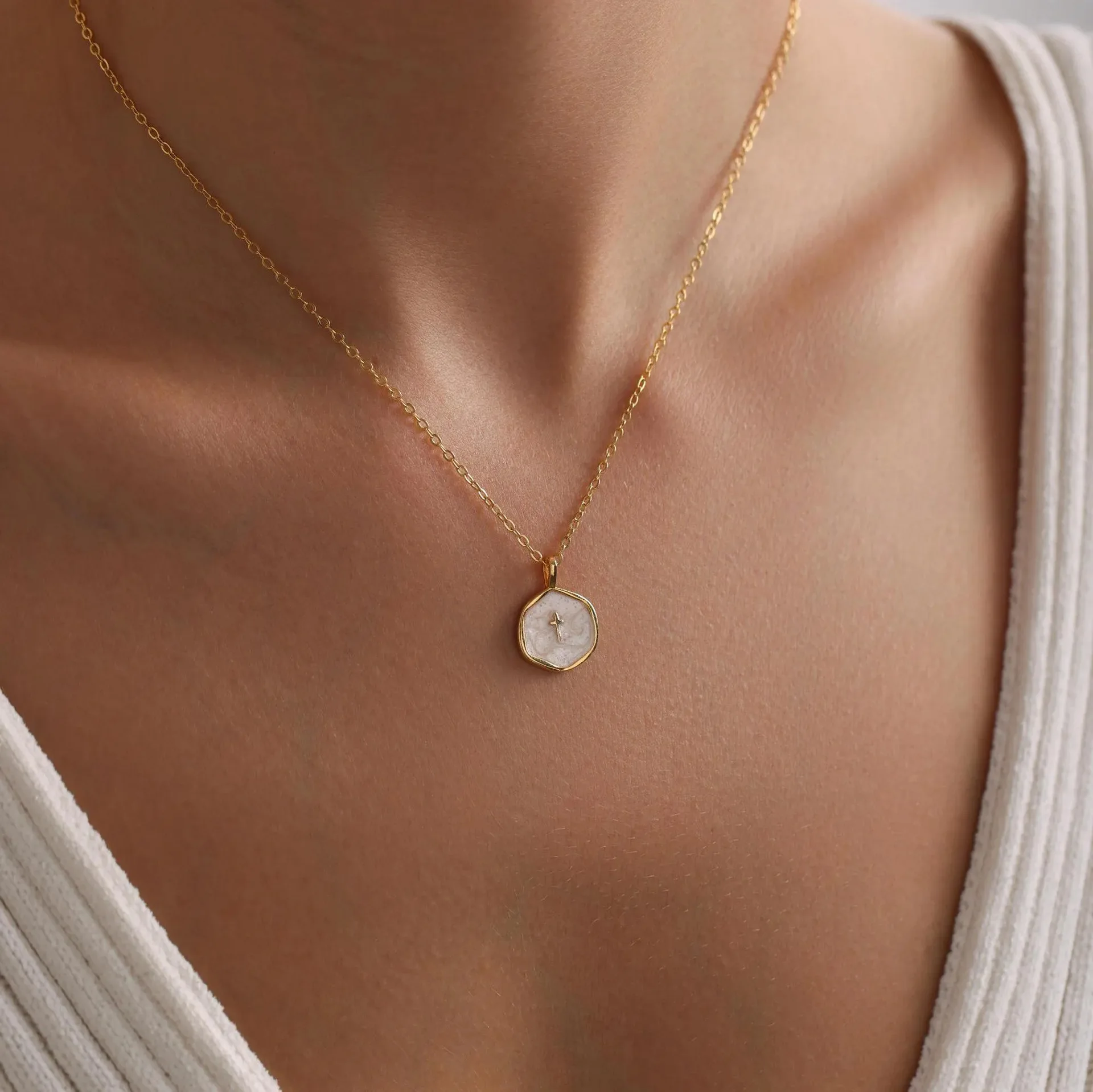 Collier croix en émail pour femmes et filles, étanche, délicat, plaqué or 14 carats, pendentif ras-du-cou, bijoux de baptême, cadeaux de foi