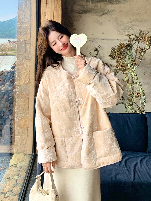 سترة شتوية نسائية صينية جديدة مطبوعة لعام 2025، أنيقة ونحيفة ودافئة، مع أزرار وتصميم فضفاض صديق للبيئة