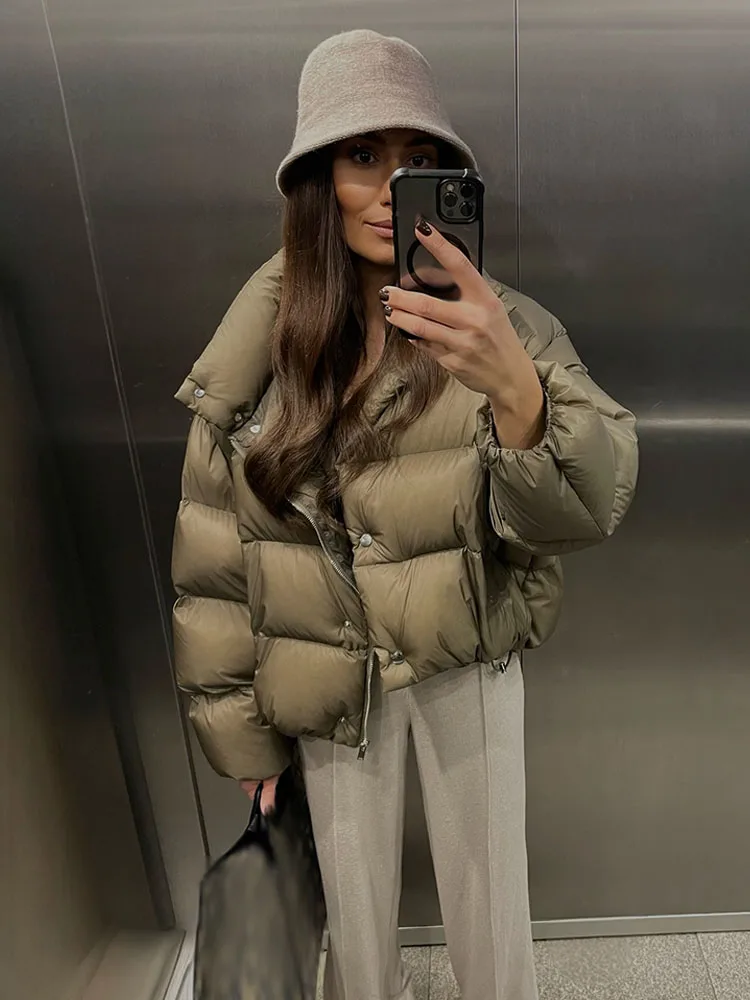 เสื้อโค้ทผู้หญิงคอสูงแบบเรียบง่าย มีกระเป๋า ติดกระดุมแถวเดียว แฟชั่นฤดูหนาว แขนยาว ทันสมัย