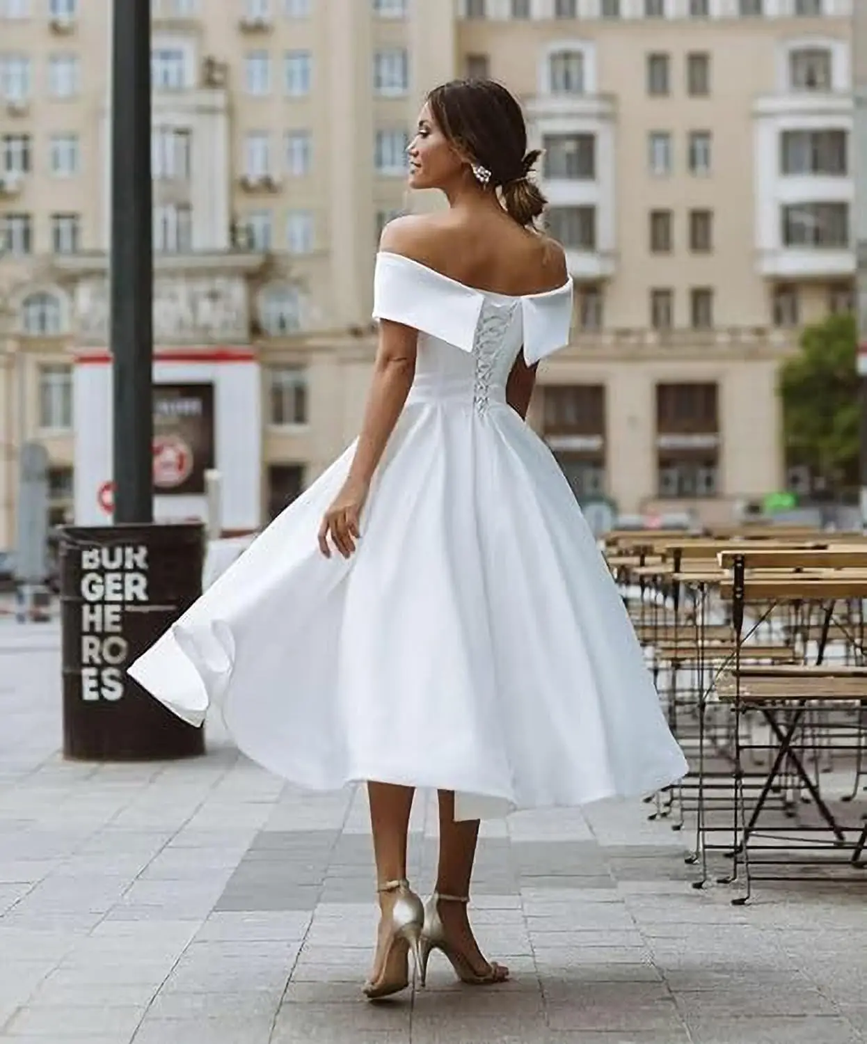 Abiti da sposa da donna con spalle scoperte per la sposa Lunghezza tè Abito da sposa in raso A Line Abito bianco Abito da matrimonio