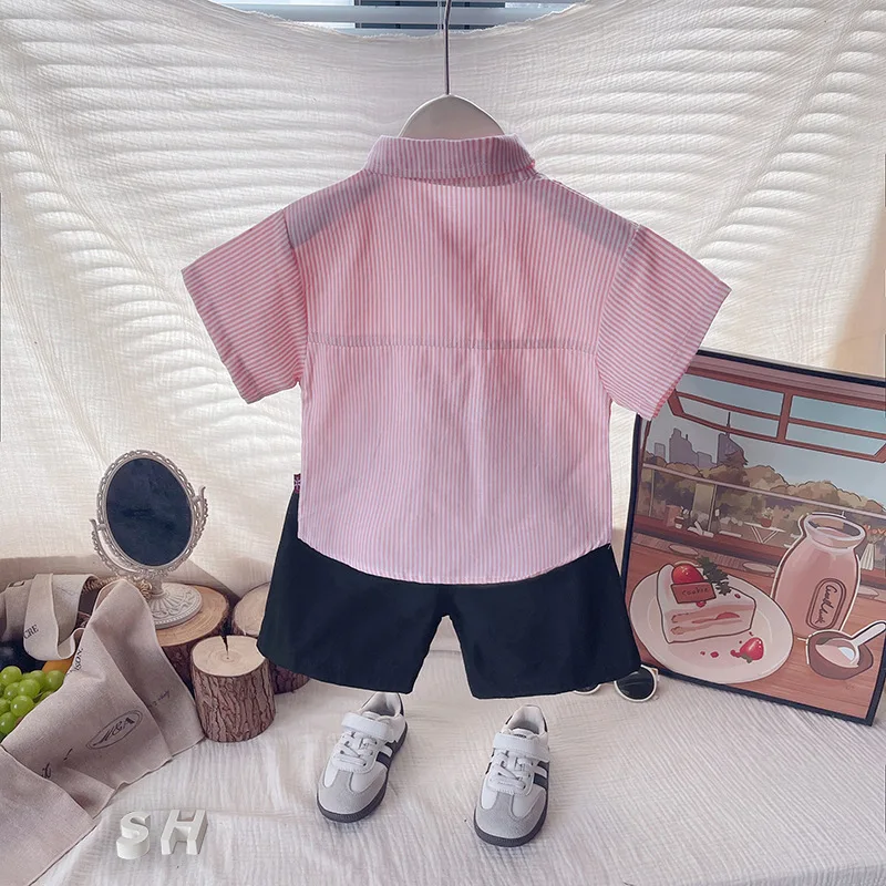 طقم ملابس بوتيك للأطفال الأولاد 2026 قمصان صيفية جديدة مخططة عمودية بأكمام قصيرة ملابس علوية وسراويل قصيرة قطعتين ملابس أطفال