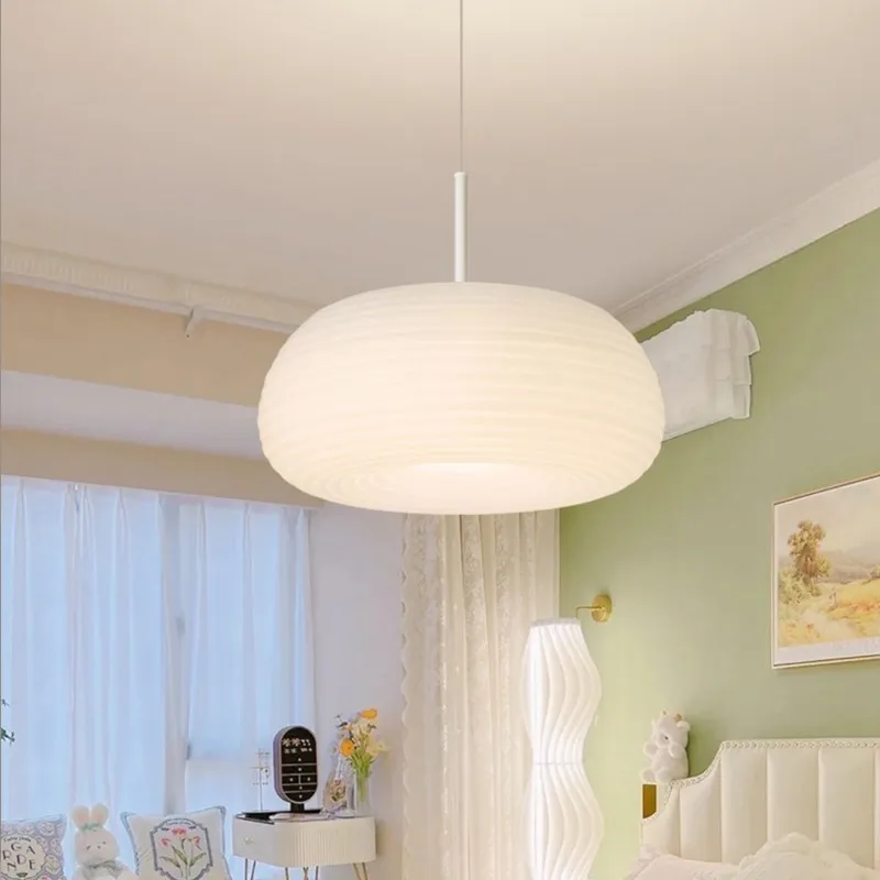 Lámpara de techo decorativa de estilo nórdico para dormitorio, sala de estar y comedor, luz LED colgante minimalista a rayas de color crema y manzana