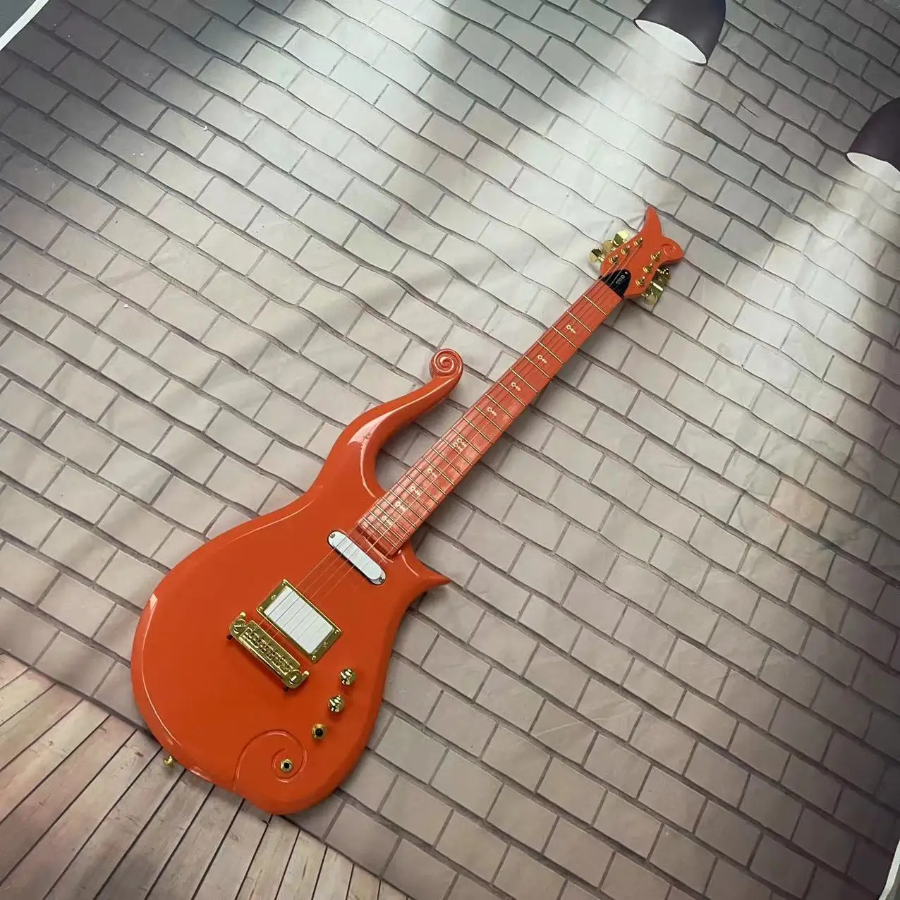 Prince Cloud 6-string integrated electric guitar, orange body, high gloss, rose wood fingerboard, maple wood track, white enclos