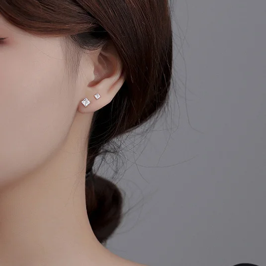 Orecchini a bottone in argento sterling con zirconi cubici, stile minimalista - Italia