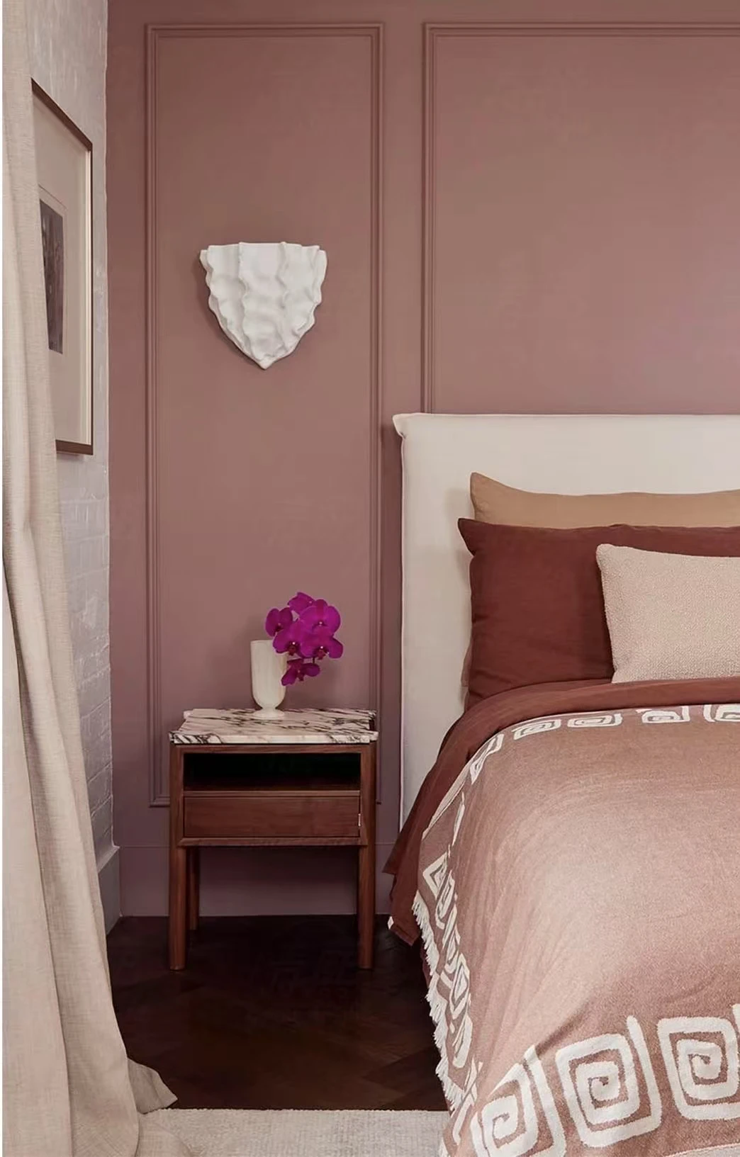 مصباح حائط جبس على شكل اسكالوب. يناسب غرفة النوم الرئيسية بجانب السرير، والدرج، والممرات، والممرات، والبهو. تصميم فني وابي سابي #5