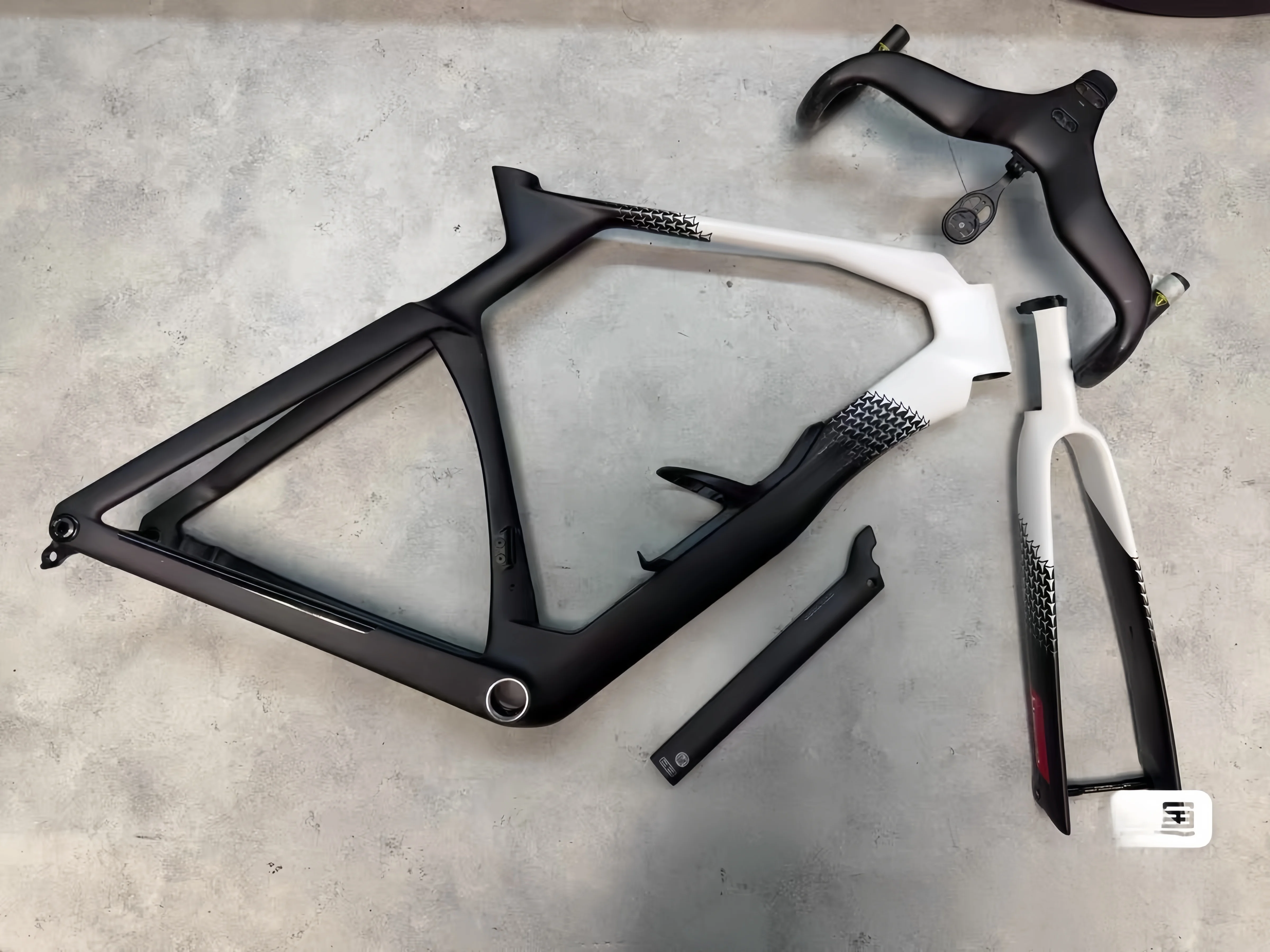 New Y1RS carbon road bicycle frame gull-wing handlebars flat-mount disc compatible with Di2 group 700C carbon road bike frameset