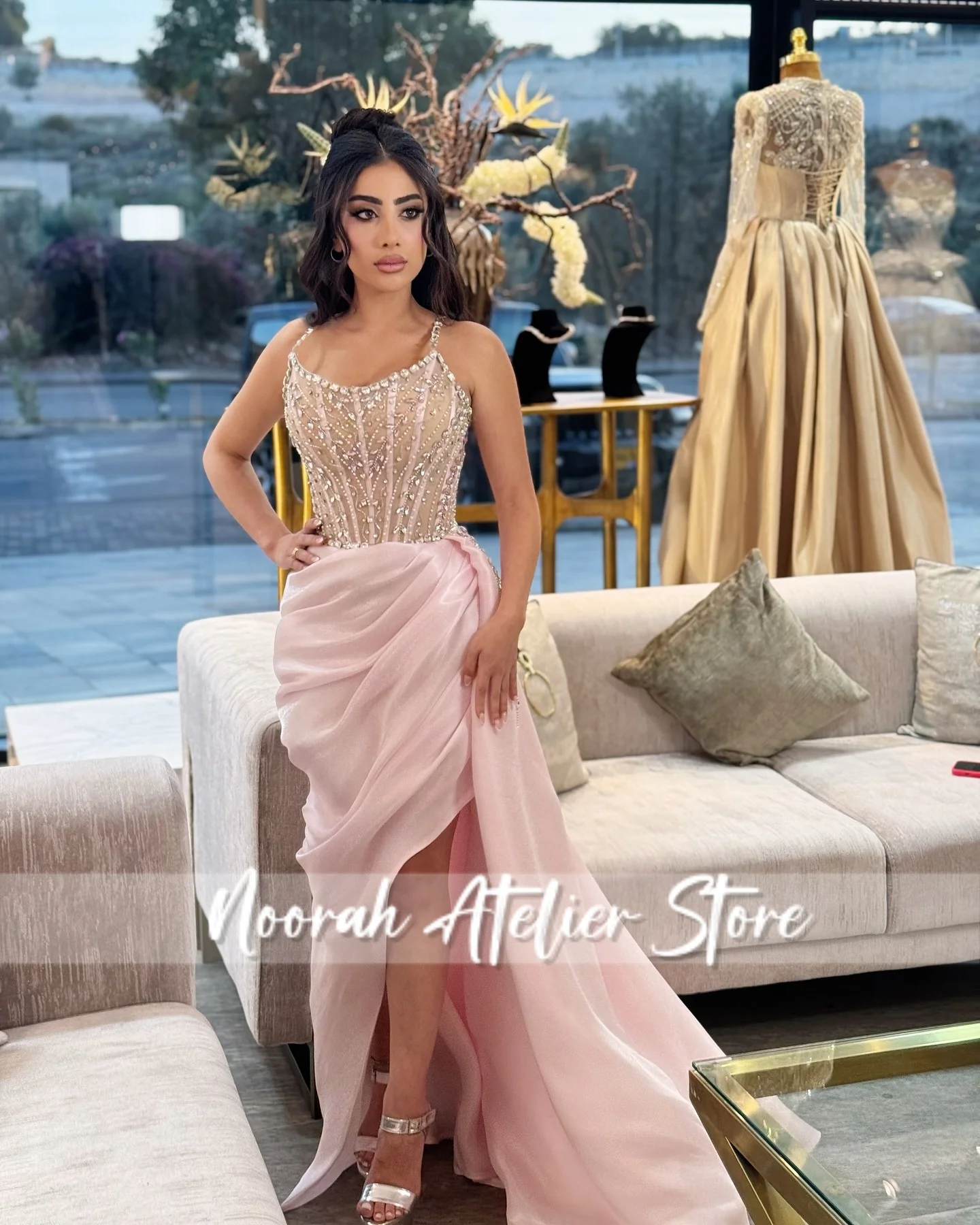 Nuevos Vestidos de Noche de lujo con cuello Halter y cuentas de color rosa brillante para mujer, vestido de novia plisado con abertura, Vestidos largos de Arabia Saudita personalizados