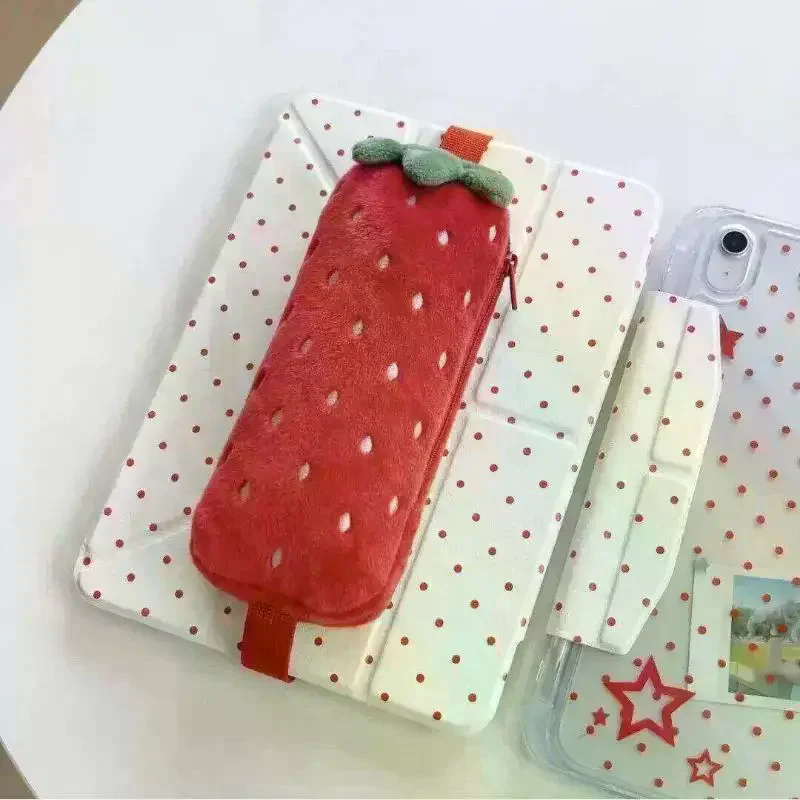 Portez vos fournitures scolaires avec style ! Trousse à crayons en peluche mignonne style fraise avec sangle, grande capacité, pochette à crayons exquise pour étudiants, 1 pièce