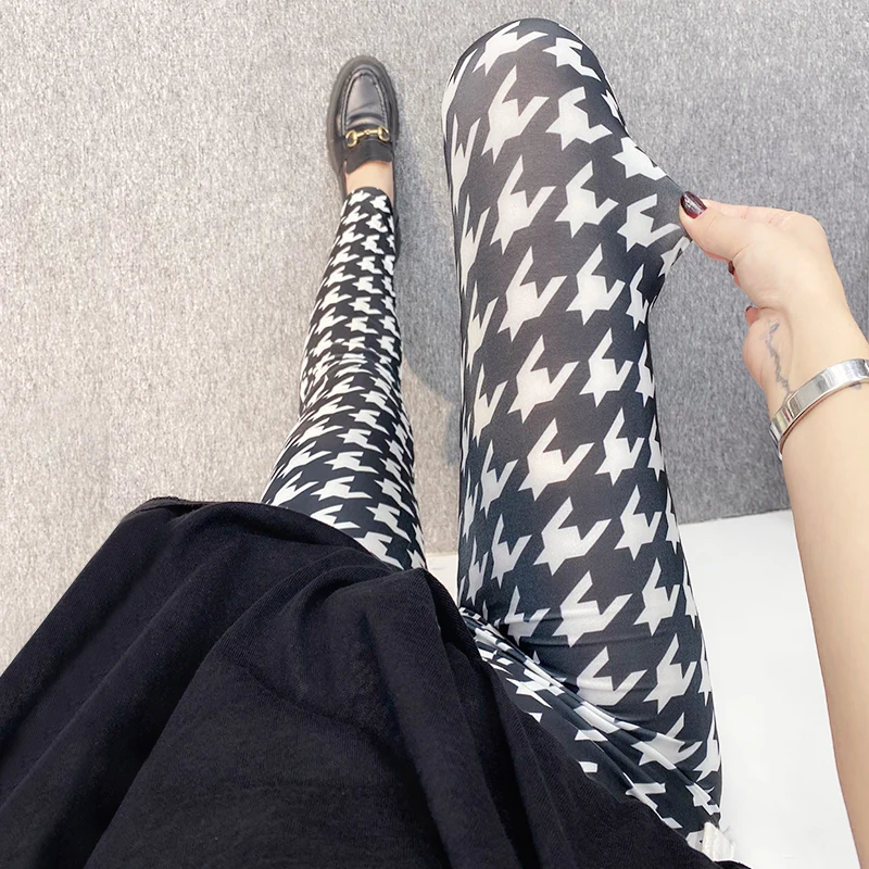 กางเกงเลกกิ้งเอวสูงพิมพ์ลายสำหรับผู้หญิง กางเกงโยคะบางแฟชั่น สีดำขาว กางเกงขายาว กางเกงซับใน