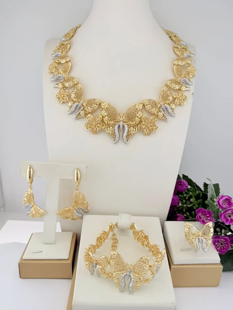 

Popular Two Tone Hollow Butterfly Italian Jewelry Set Stunning Collar Brazalete Aretes Anillo 4PC Jewels Set for New Year Gift