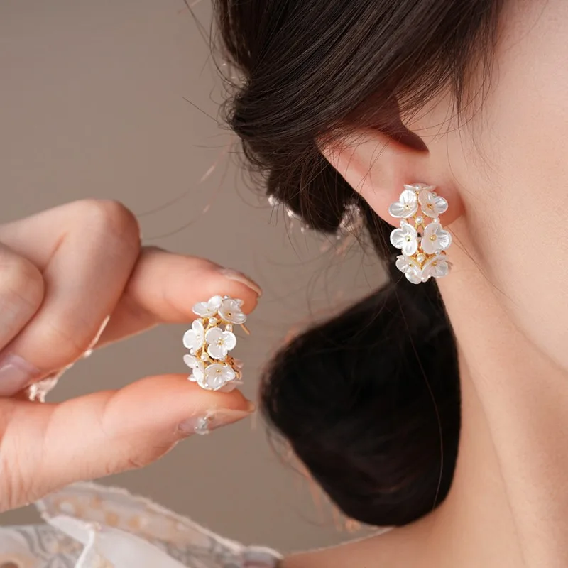 Cold Style C-shaped Flower Stud Earrings Women Sweet Temperament Imitation Pearl Earring Commuting Versatile Jewelry Office K