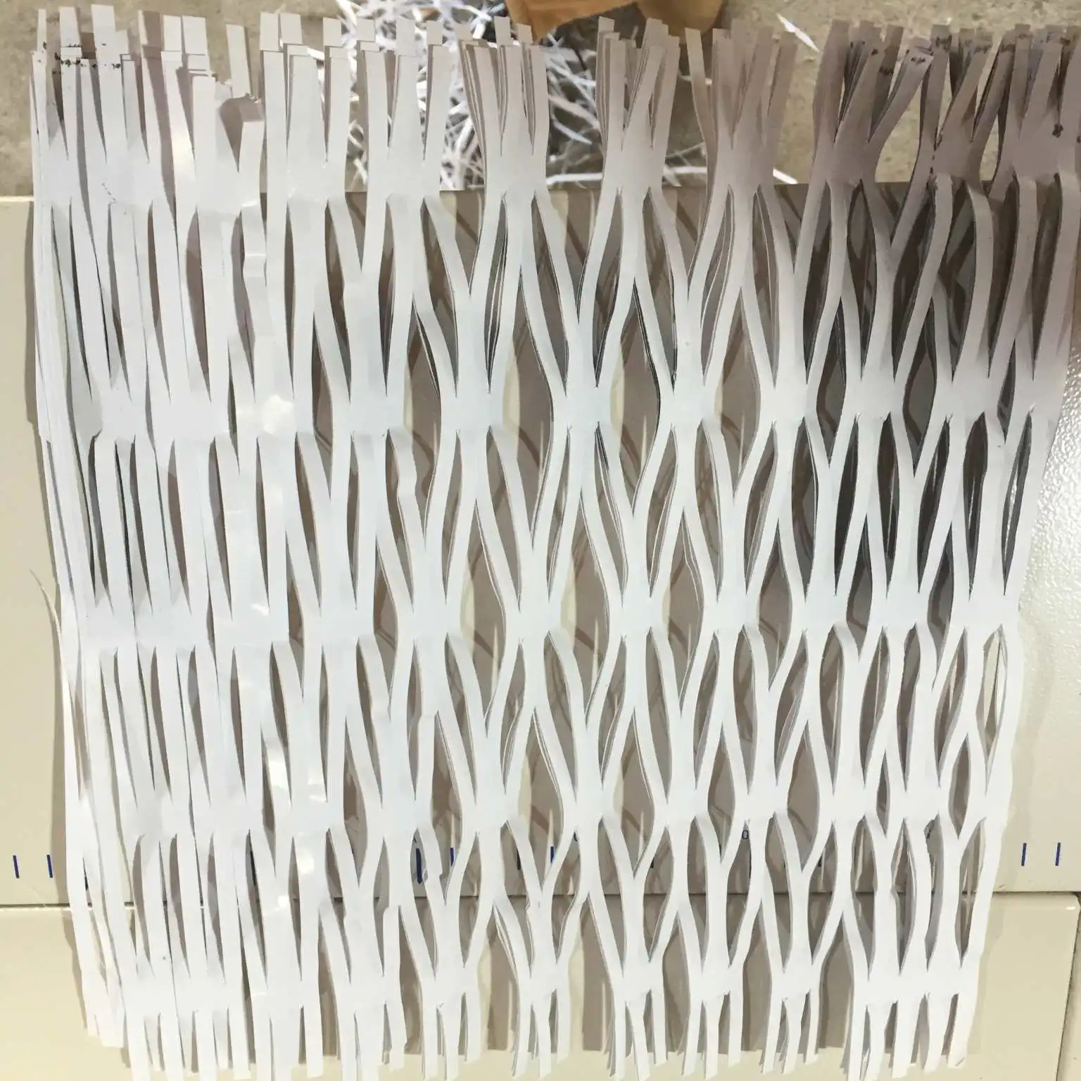 حار بيع البسيطة الورق المقوى إعادة تدوير النفايات صندوق كرتوني التقطيع في صناعة التعبئة والتغليف المموج ورقة التقطيع هاين السعر