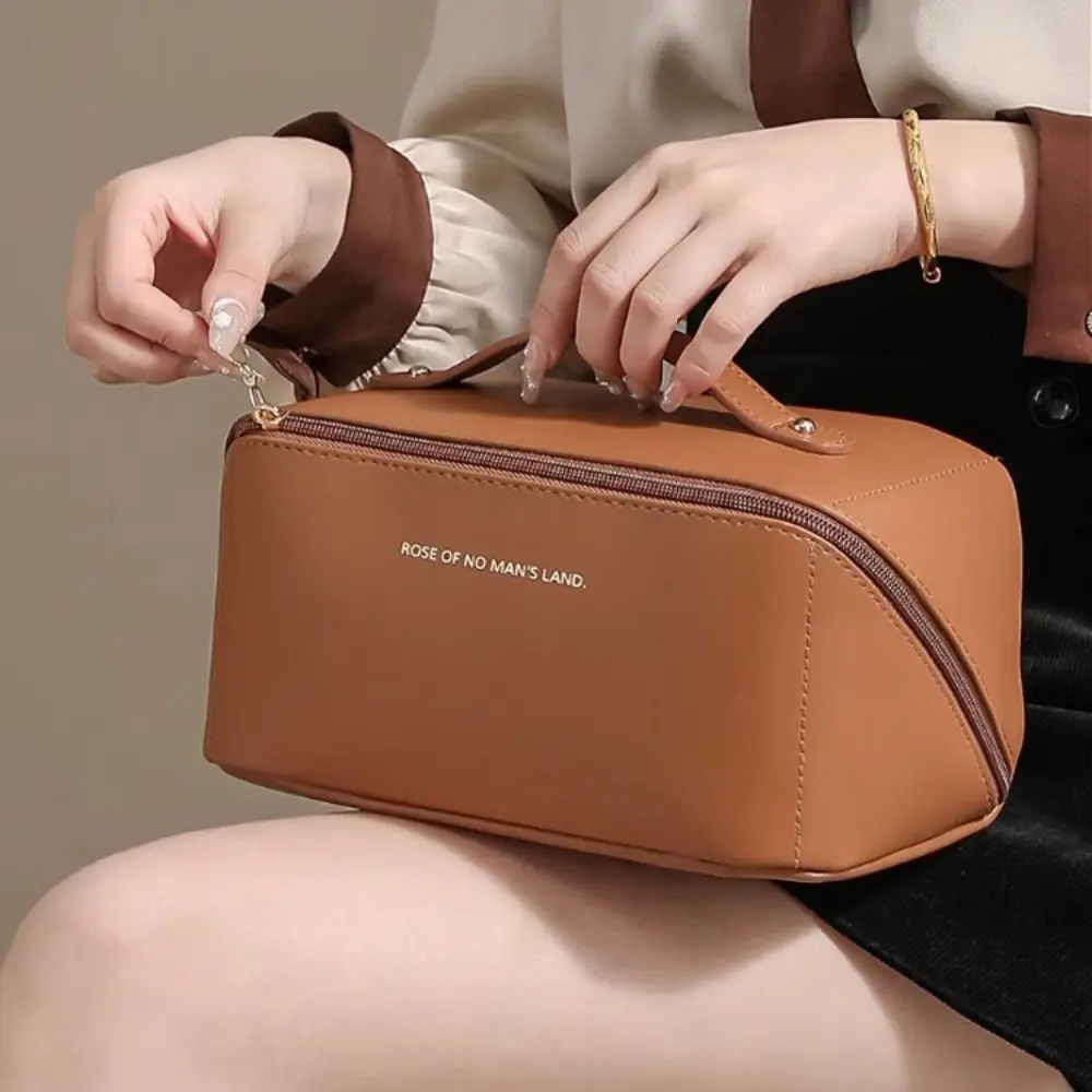 Grande capacidade portátil caso cosmético couro do plutônio multifuncional travesseiro saco de maquiagem portátil à prova dwaterproof água viagem saco de higiene pessoal ao ar livre