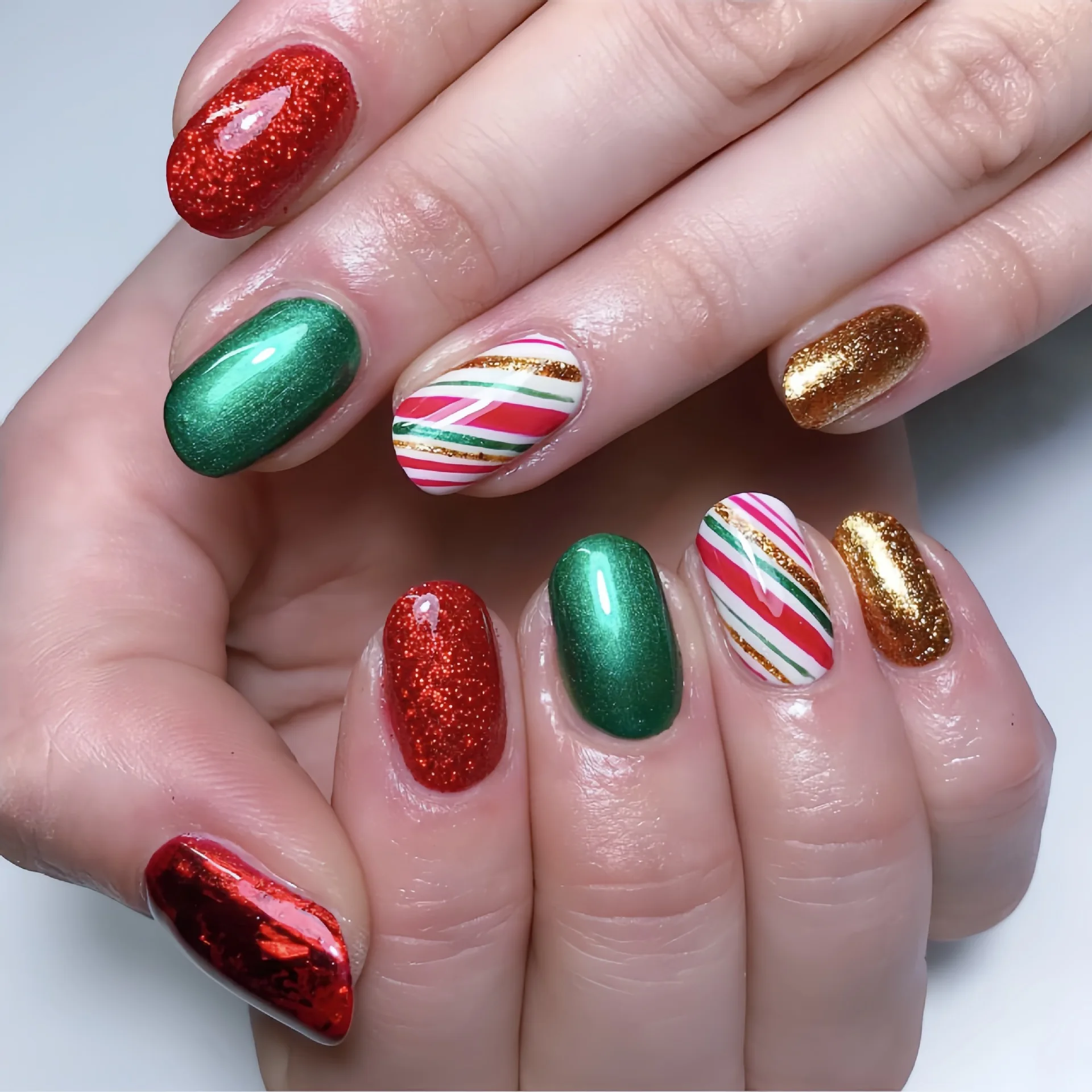 24pcs Red Christmas Press on Nails Sweet Girl Style Fake Nails Heart Glitter False Nails Short Square Nail for Valentine's Day