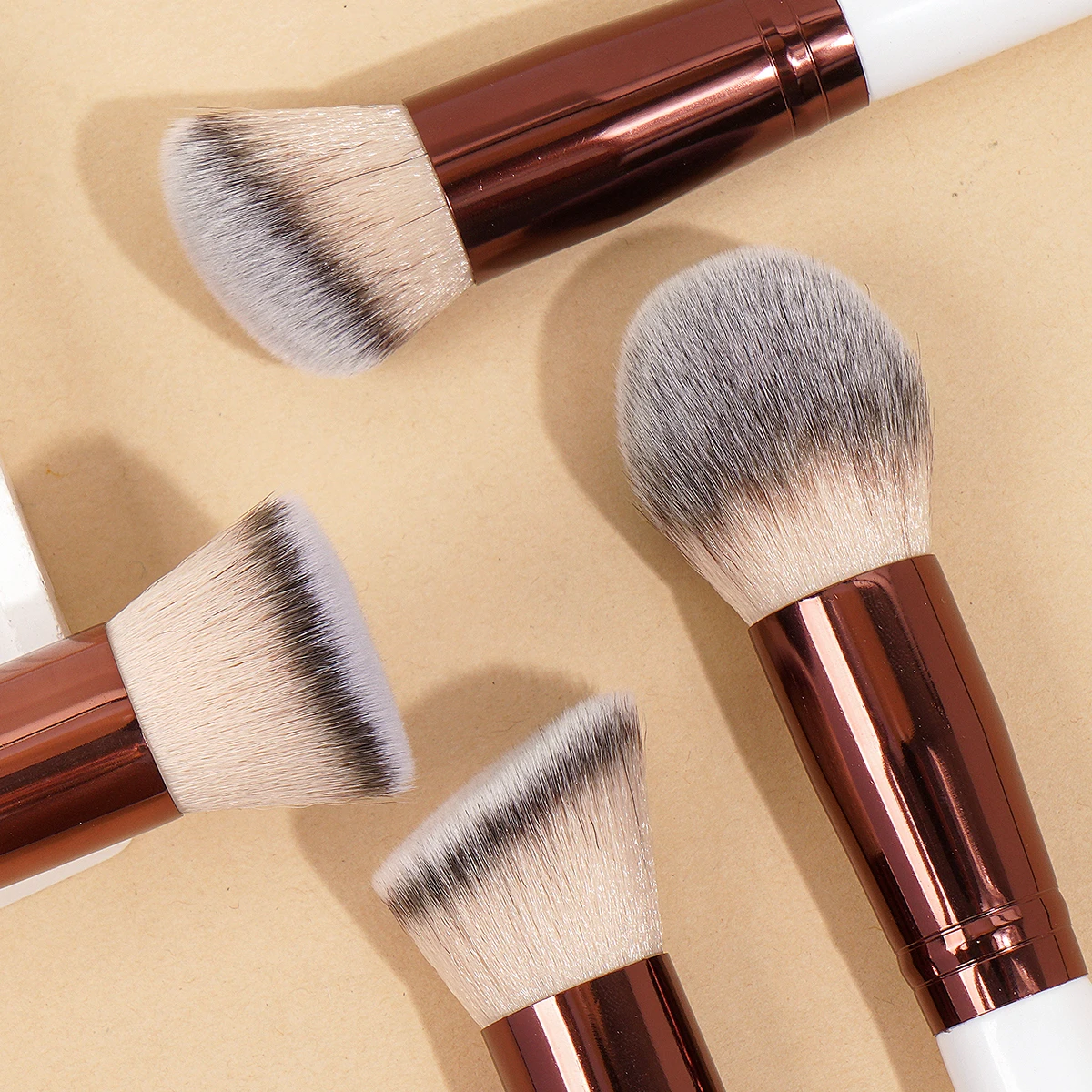 メイクブラシキット 4本セット ケース付き ファンデーション コンシーラー パウダーメイクブラシ 柔らかいふわふわの毛 ビッグコスメティックブラシセット ビューティー