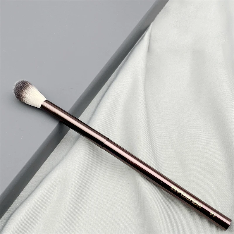 

Hourglass-No.14 Makeup Brush Metal Handle Detail Setting Brush Soft and Skin-friendly Fiber Hair Fashion Design Single Eye Brush