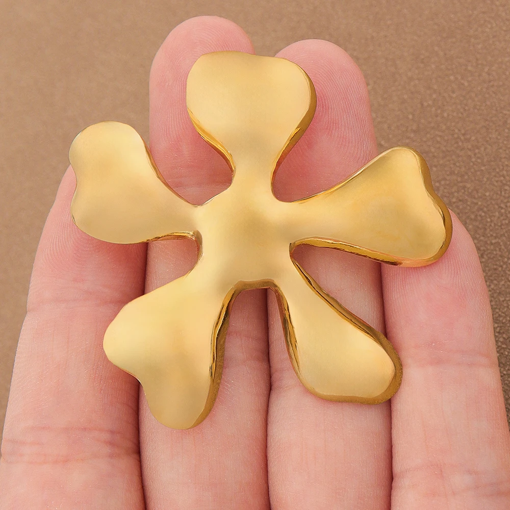 1 x Wavy Five Petal Flower Brooch Pin, Asymmetric Abstract Bloom Design, Available Minimalist Floral Statement Accessory