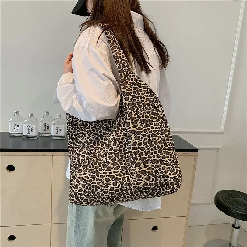 Bolso de lona con estampado de leopardo y viento para estudiantes universitarios, bolsa de hombro de gran capacidad para mujer, 2024