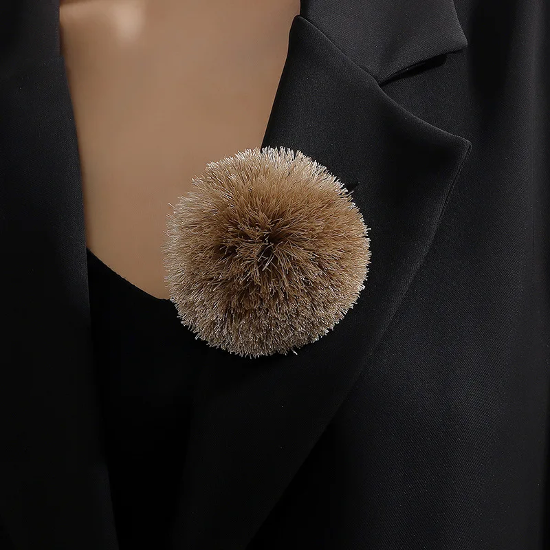 Khaki Furry Ball Women's Brooch Exaggerated Fashion 2024 Fabric Designer Banquet Gift Brooch For Femme Fashion Jewelry Y2k New