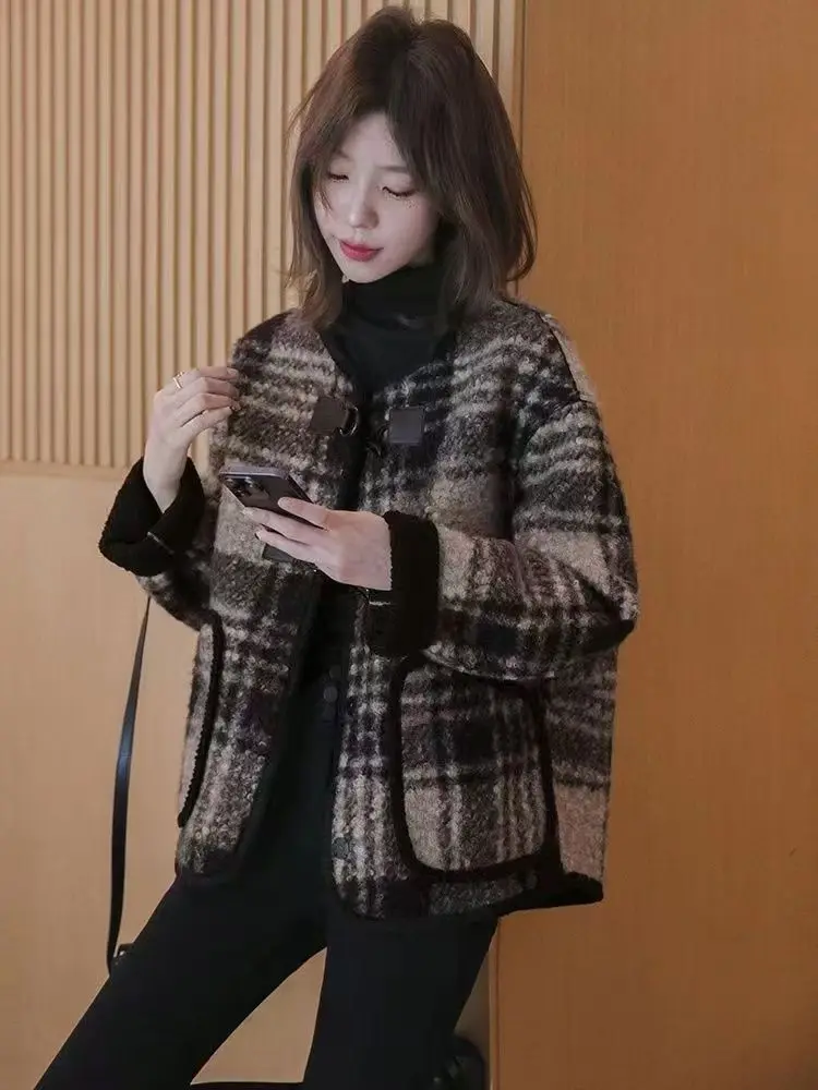 Circle Flannel New Trend 2025 Autumn Hot Item Plaid Lamb Loose Fragrant Style With Plush Thick Coat Top