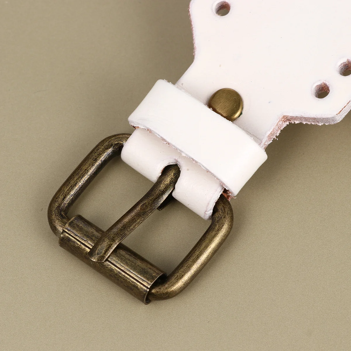 ساعة يد رومانية على الطراز القديم كوارتز عتيقة للنساء أفضل هدية لعيد الميلاد وأعياد الميلاد وعيد الحب باللون الأبيض