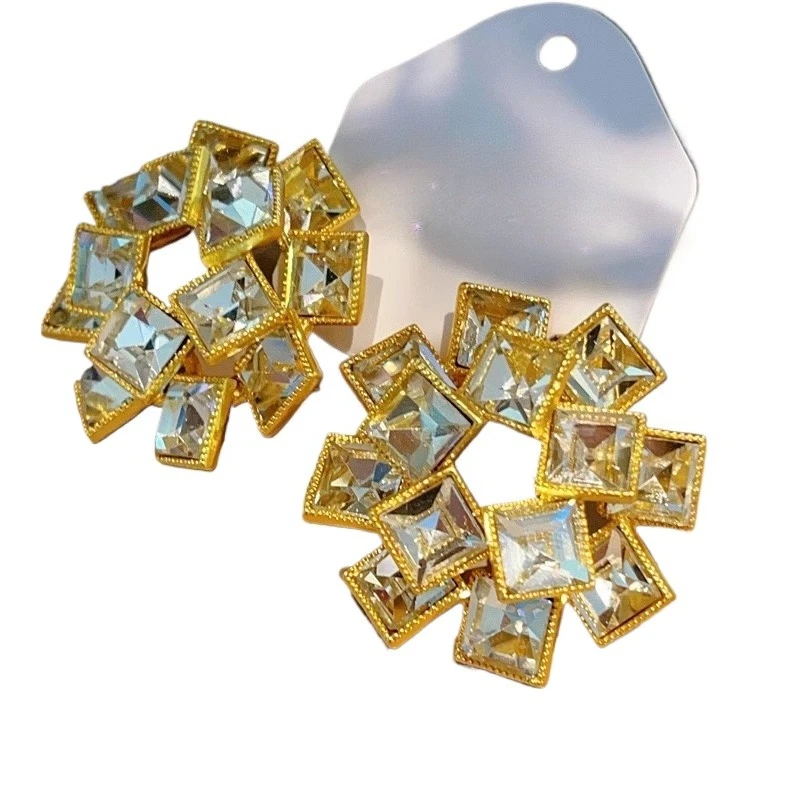 

Средневековые серьги с цирконом, дизайнерские серьги-гвоздики с геометрическим узором и преувеличенным темпераментом