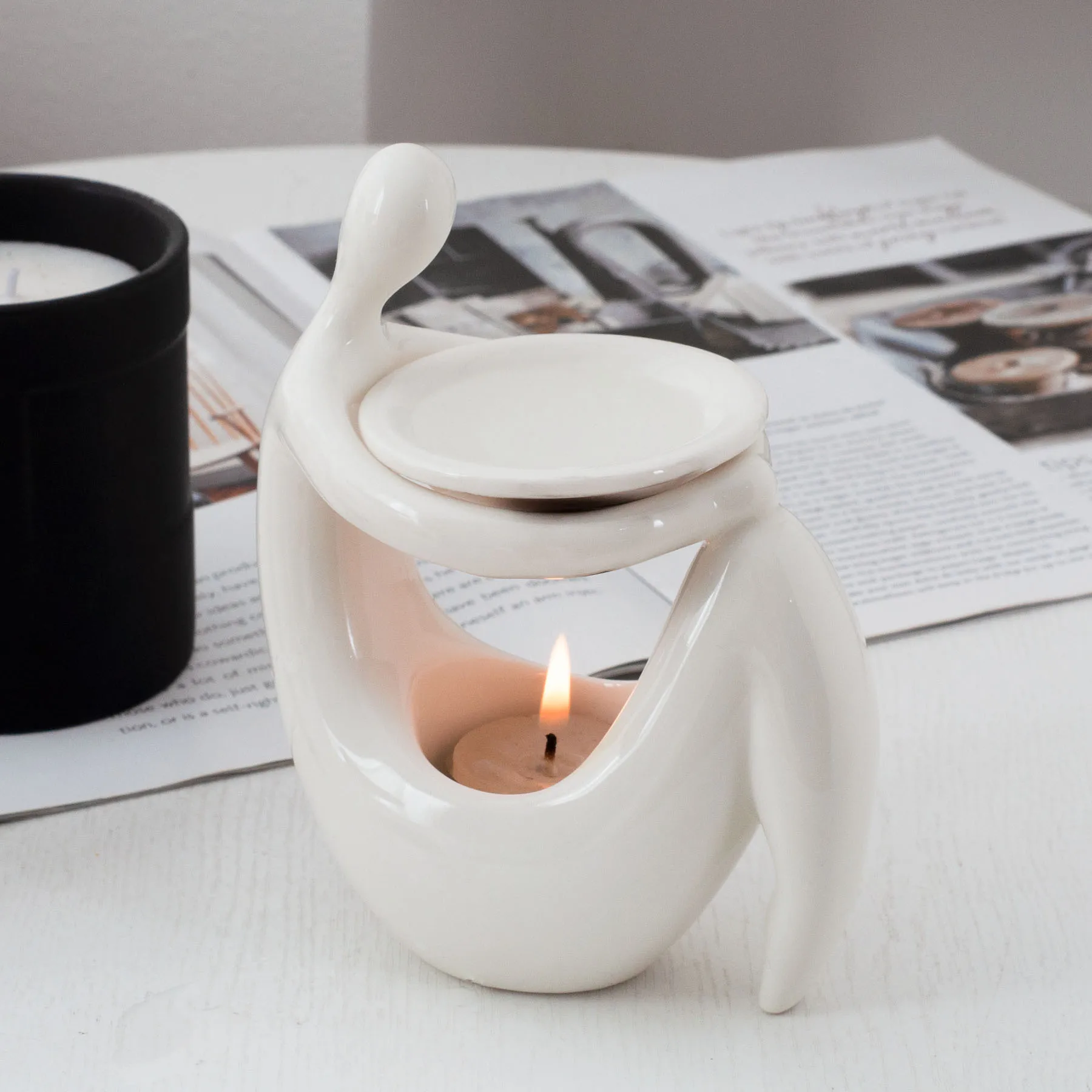 Ceramic Human-shaped Embrace Aroma Burner, Essential Oil Furnace, Decor Oil Burner for Home Scent Diffusion & Tabletop Ornament