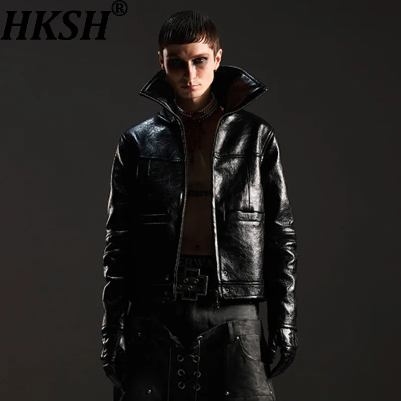 

HKSH Autumn Winter New Men's Dark Crack Spliced Rivet Zippers PU Leather Jacket Trend Fashion Turtleneck Moto Biker Coat HK14558