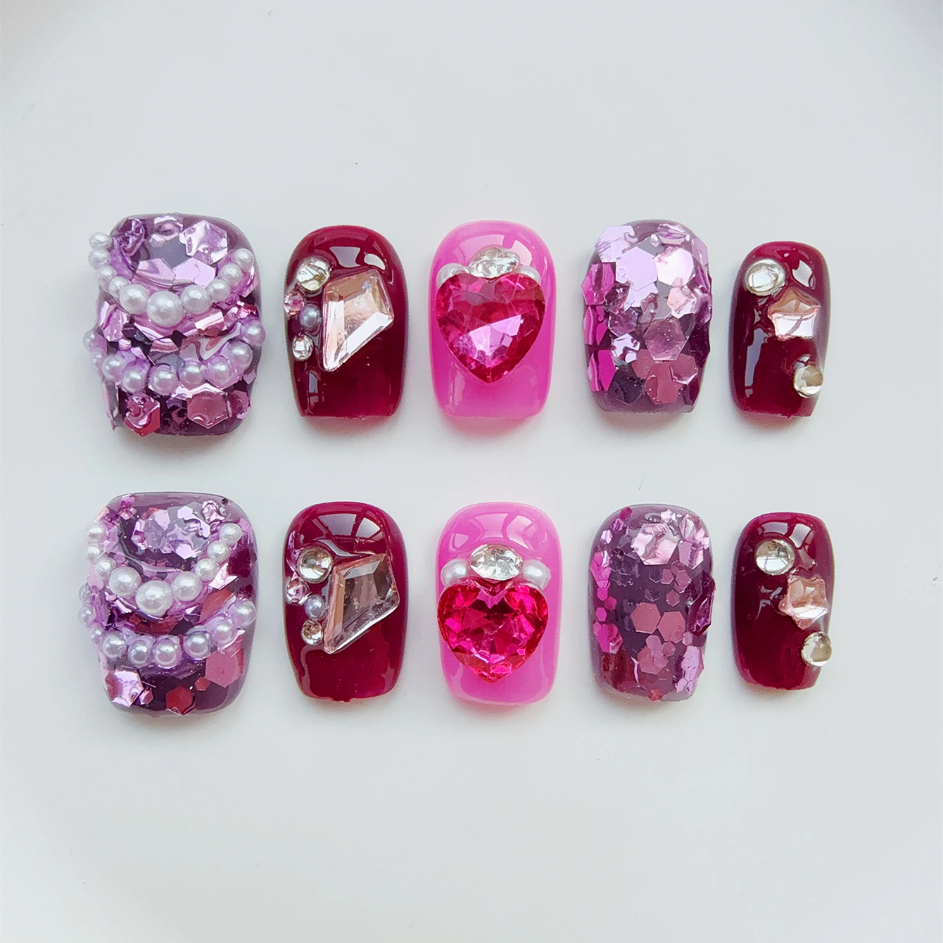 

10pcs high-end Pink hearts handmade fake nails, Light luxury short sequins temperament Valentine's Day travel shopping nail