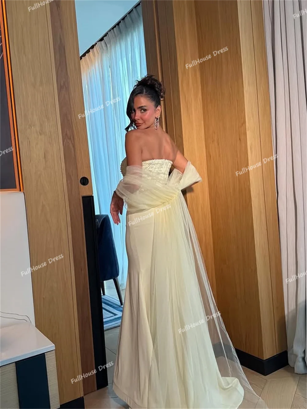 Op maat gemaakte glamoureuze dames boothals pailletten kanten schede Saoedi-jurk rugloze lange gedrapeerde hofavondjurk met cape