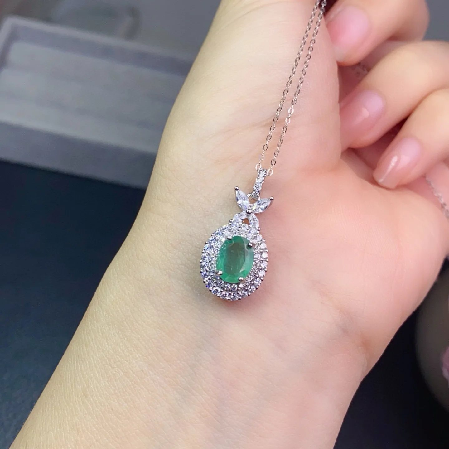 

Ожерелье с подвеской из серебра 925 пробы с натуральным изумрудом, драгоценный камень высокой четкости 6x8 мм с сертификатом, зеленые ювелирные изделия в подарок