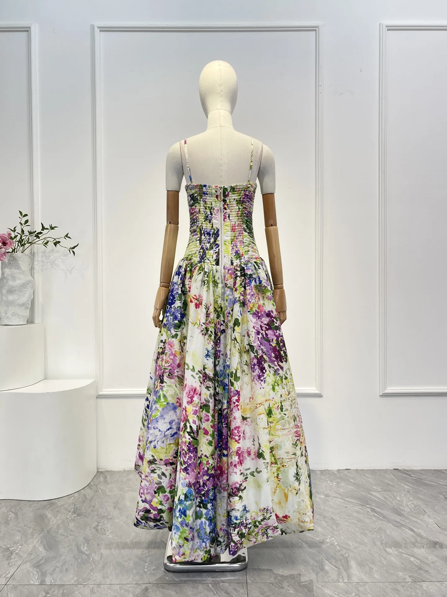 グリーンの花柄プリーツフラワーバッドスリーブレスチューブミディドレス2025新作