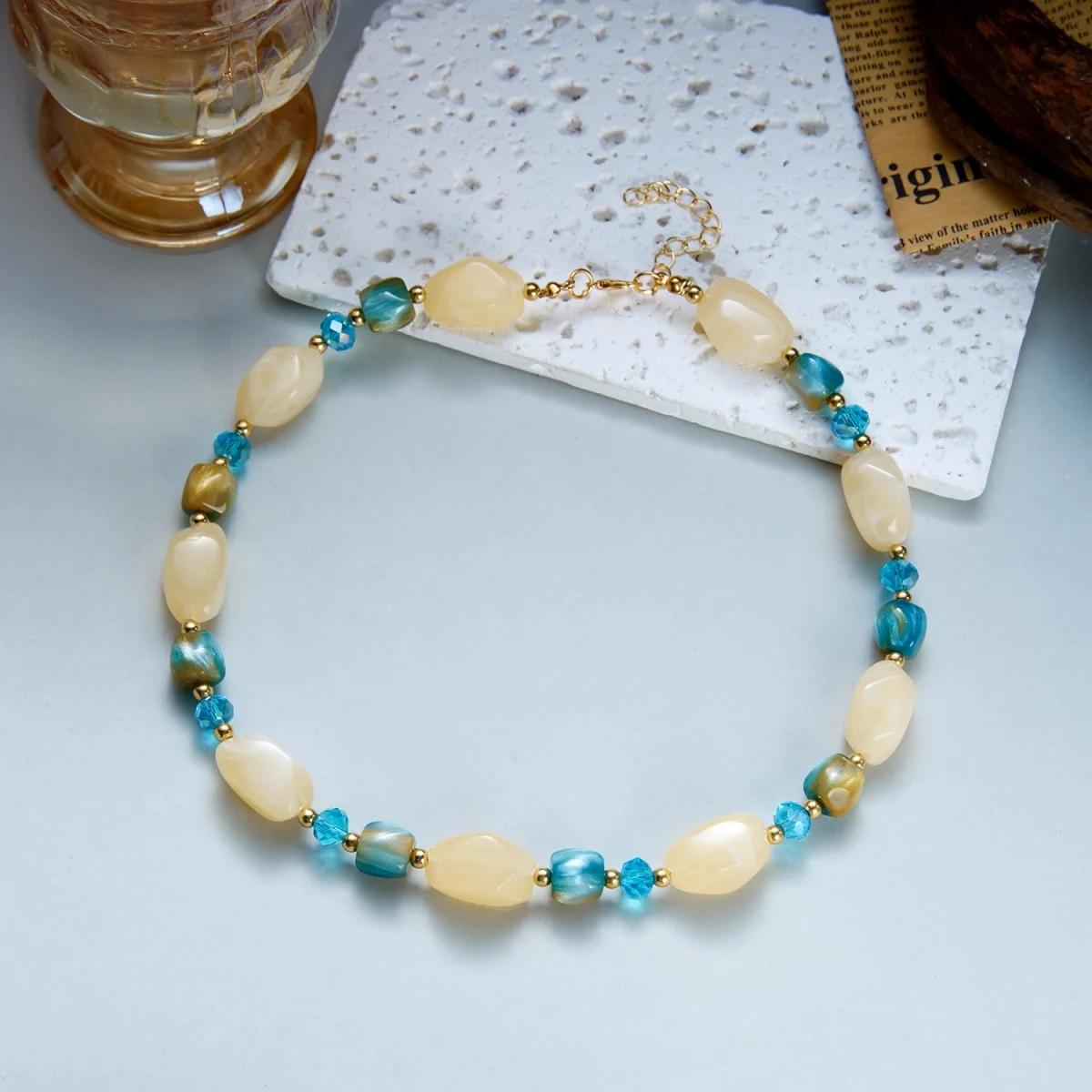Französische Retro-Halskette mit sanften, farbenfrohen Kristallharzperlen für Damen und Herren, Hippie-Stil, unregelmäßige Perlen, Choker, Reiseschmuck – Detail 27