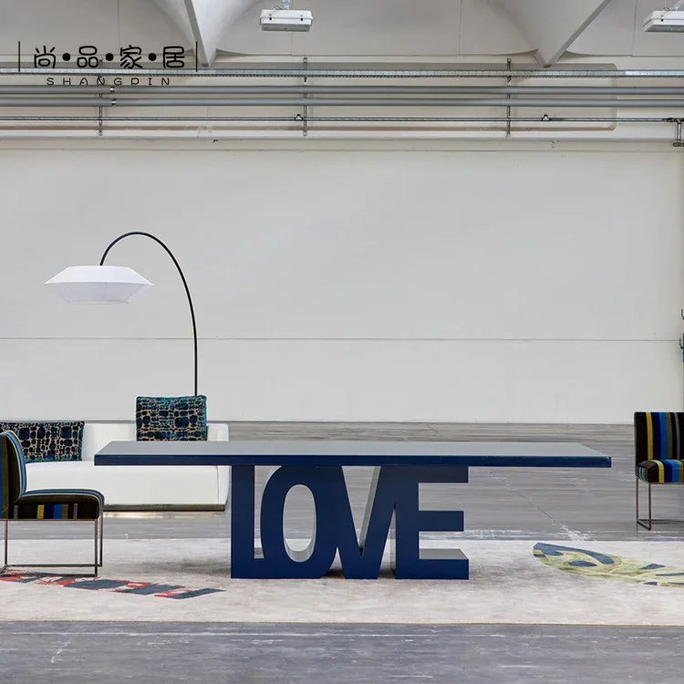 

Дизайнерский офисный конференц-стол, простая модная атмосфера в скандинавском стиле