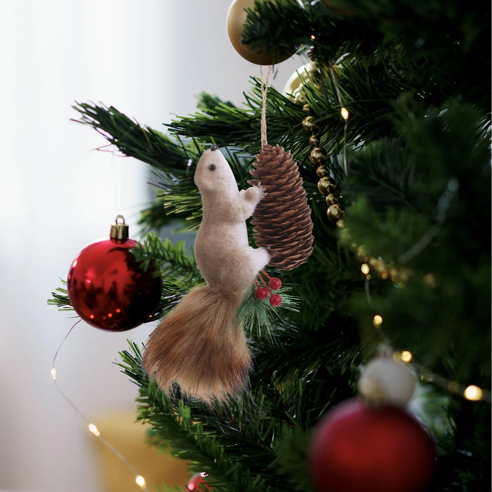 

2Pcs Christmas Squirrel Hanging Ornament Lightweight Cute Animal Pendant for Xmas Tree Decor Holiday Party Layout Home Wall Art
