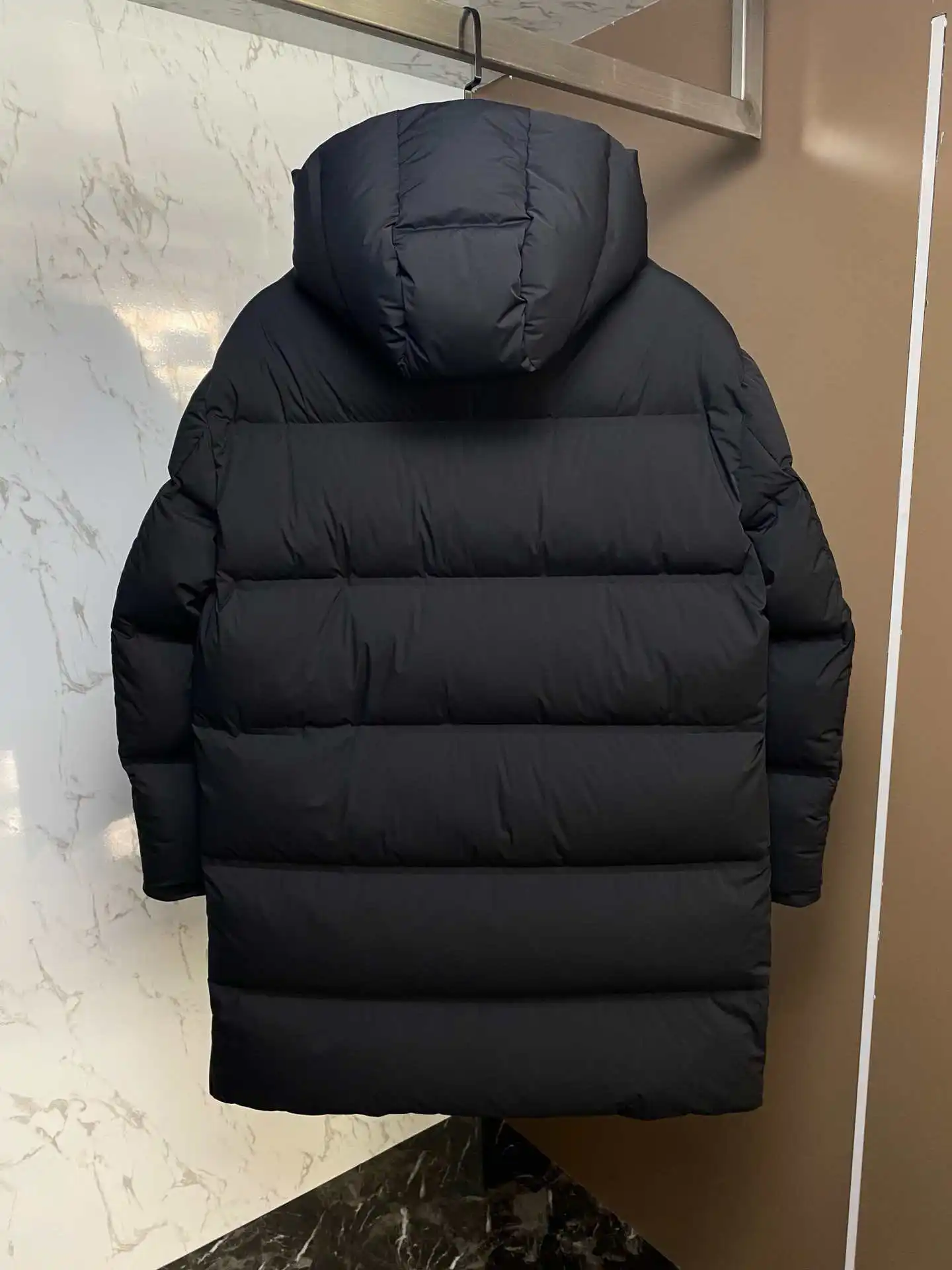 سترة طويلة دافئة للغاية للرجال جديدة لعام 2025، معطف شتوي بغطاء للرأس من ريش الإوز الفاخر