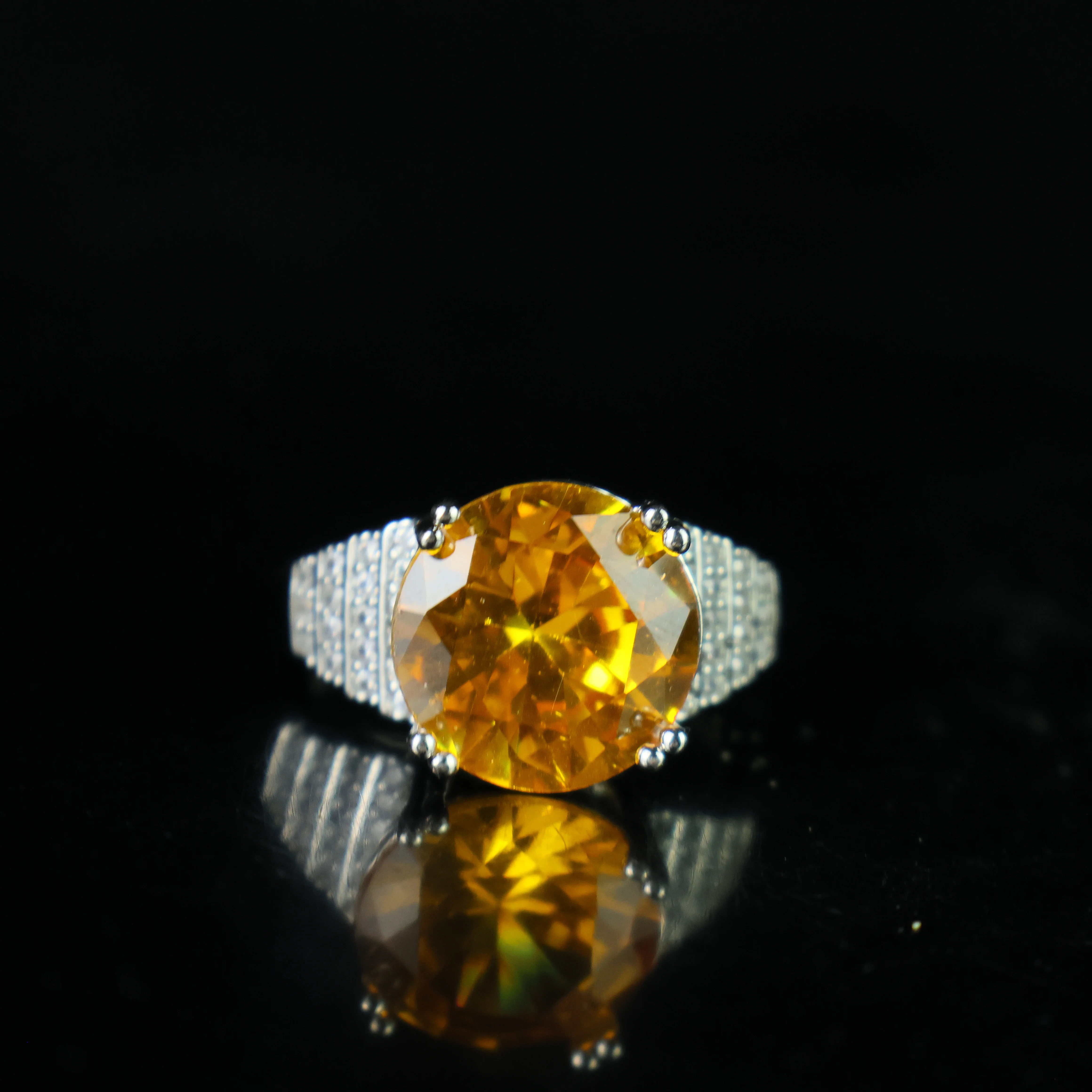 

Идеальное бутиковое ювелирное украшение: кольцо с бриллиантом