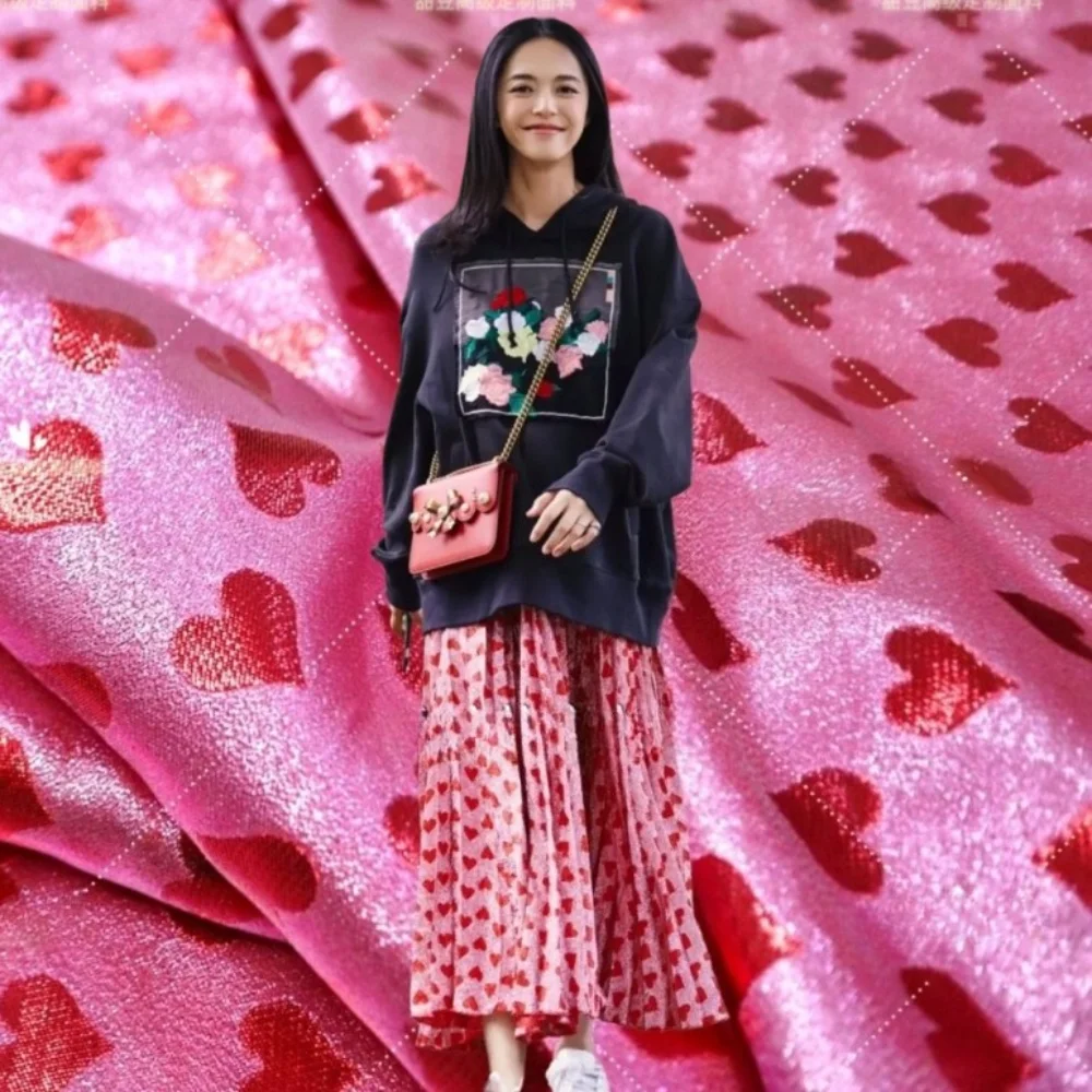 

Золотая линия, окрашенная в пряжу жаккардовая ткань, платье персикового цвета в форме сердца со звездами, плащ, одежда, европейский бренд, модный дизайн, ткань для шитья