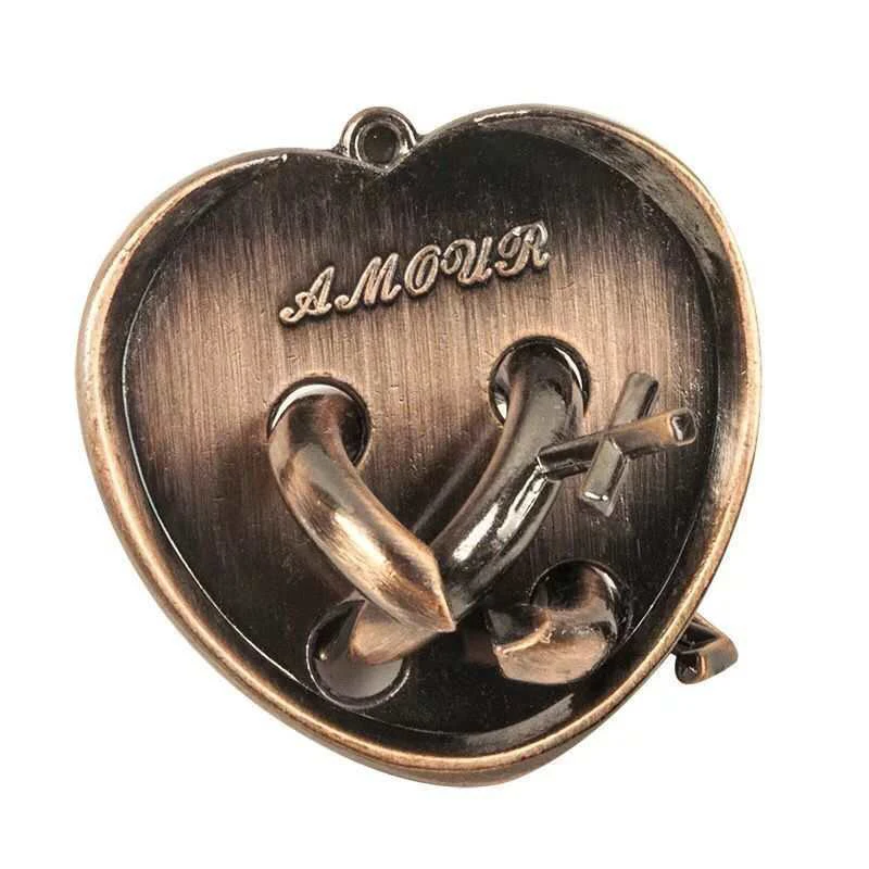 Metalowe łamigłówki edukacyjne zabawki w kształcie serca z motywem strzały Cupida, gry logiczne IQ, gry na rozwój umysłu dla dorosłych i dzieci.