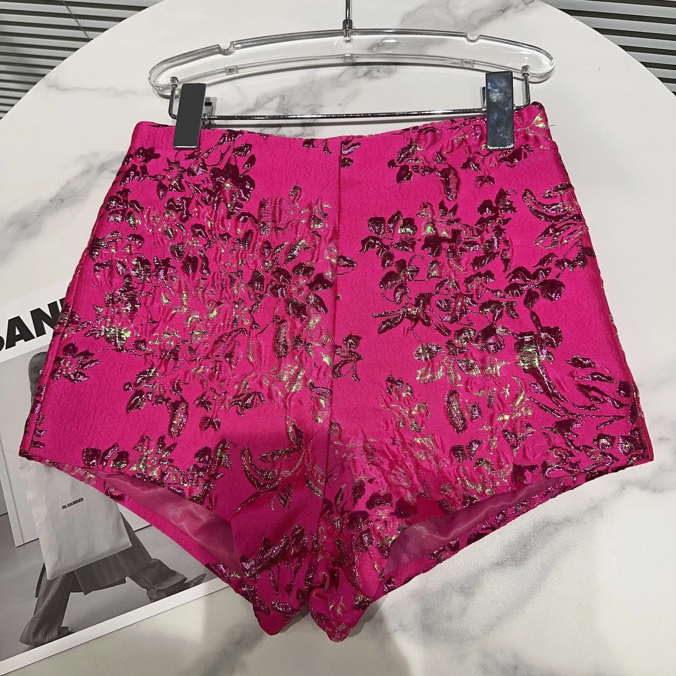 Pantaloncini bottino ragazza calda fiore di indentazione tridimensionale alla moda 2023 primavera autunno nuovi pantaloncini neri a vita alta per le