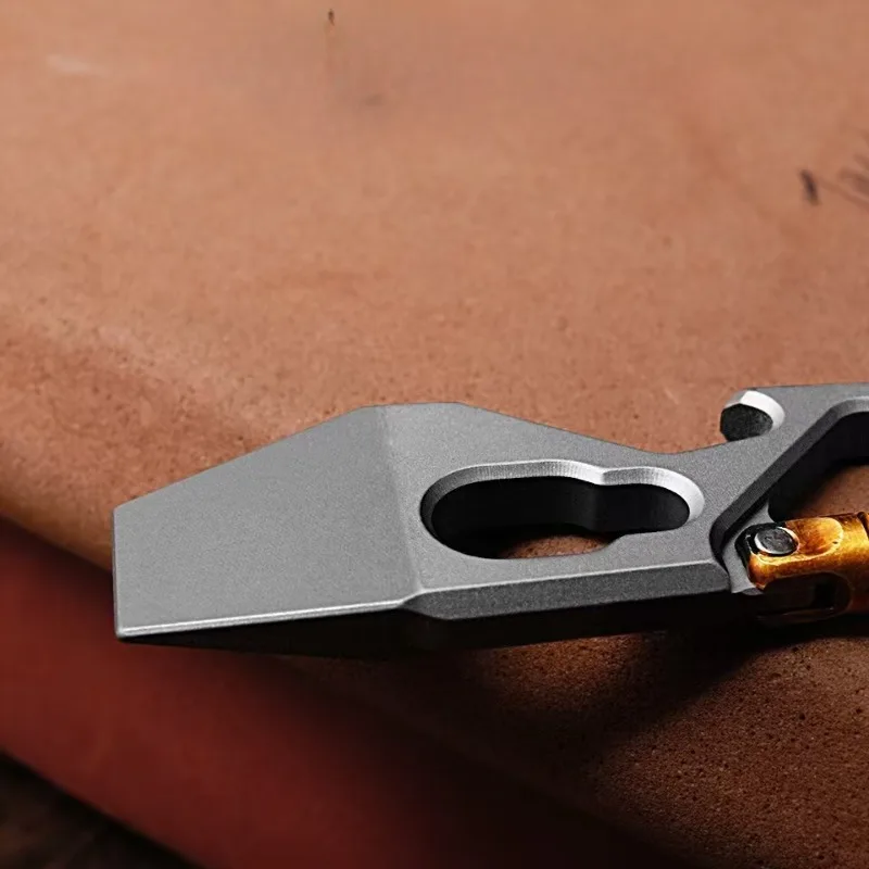 Liontin Gantungan Kunci Bar Pry Mini Aloi Titanium Baru EDC Alat Pengiriman Portabel Multifungsi Pembuka Botol