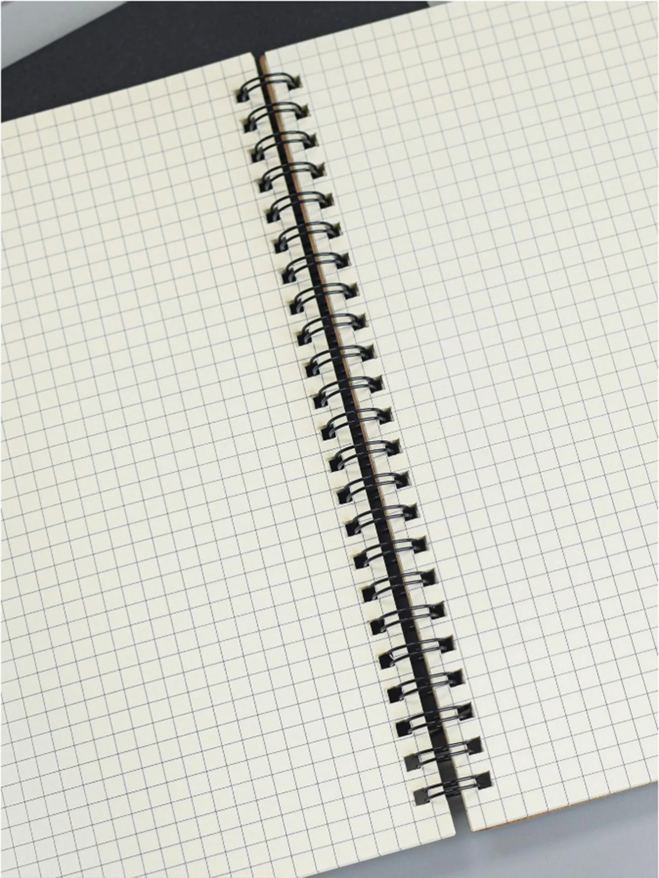 Schwarzes Spiral-Notizbuch mit weichem Einband, Rasterseiten, kreatives multifunktionales Schulbriefpapier, ideales Geschenk für Studenten – Detail 3