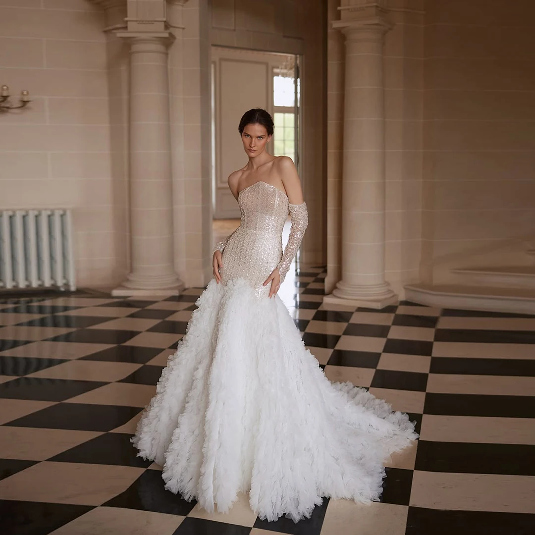 Glänzende Pailletten-Trompeten-Brautkleider, schickes trägerloses Pailletten-Meerjungfrau-Brautkleid, wunderschönes Brautkleid mit Rüschenfalten und Schleppe