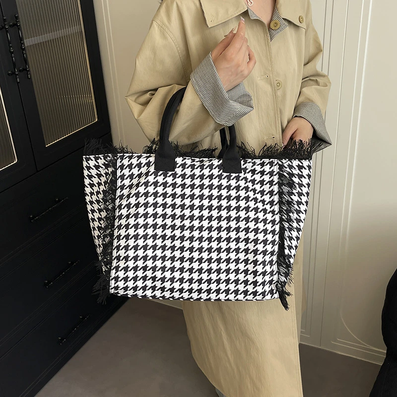 Borsa tote a tracolla alla moda di design classico in pelle di lusso da donna. Elegante borsa a tracolla per lo stile intelligente quotidiano