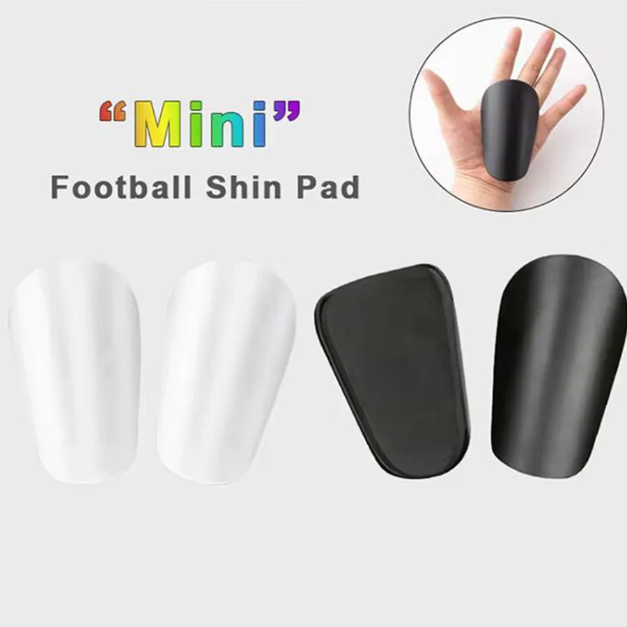 Пара мини-защитков для футбольных тренировок, используемых в качестве защитного снаряжения для голеней и ног.
