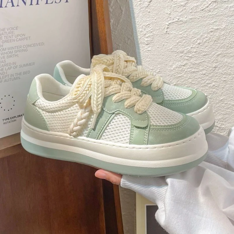 أحذية رياضية نسائية لصيف 2025 خفيفة الوزن ومسامية كاجوال عصرية شبكية للنساء أحذية برباط على الموضة