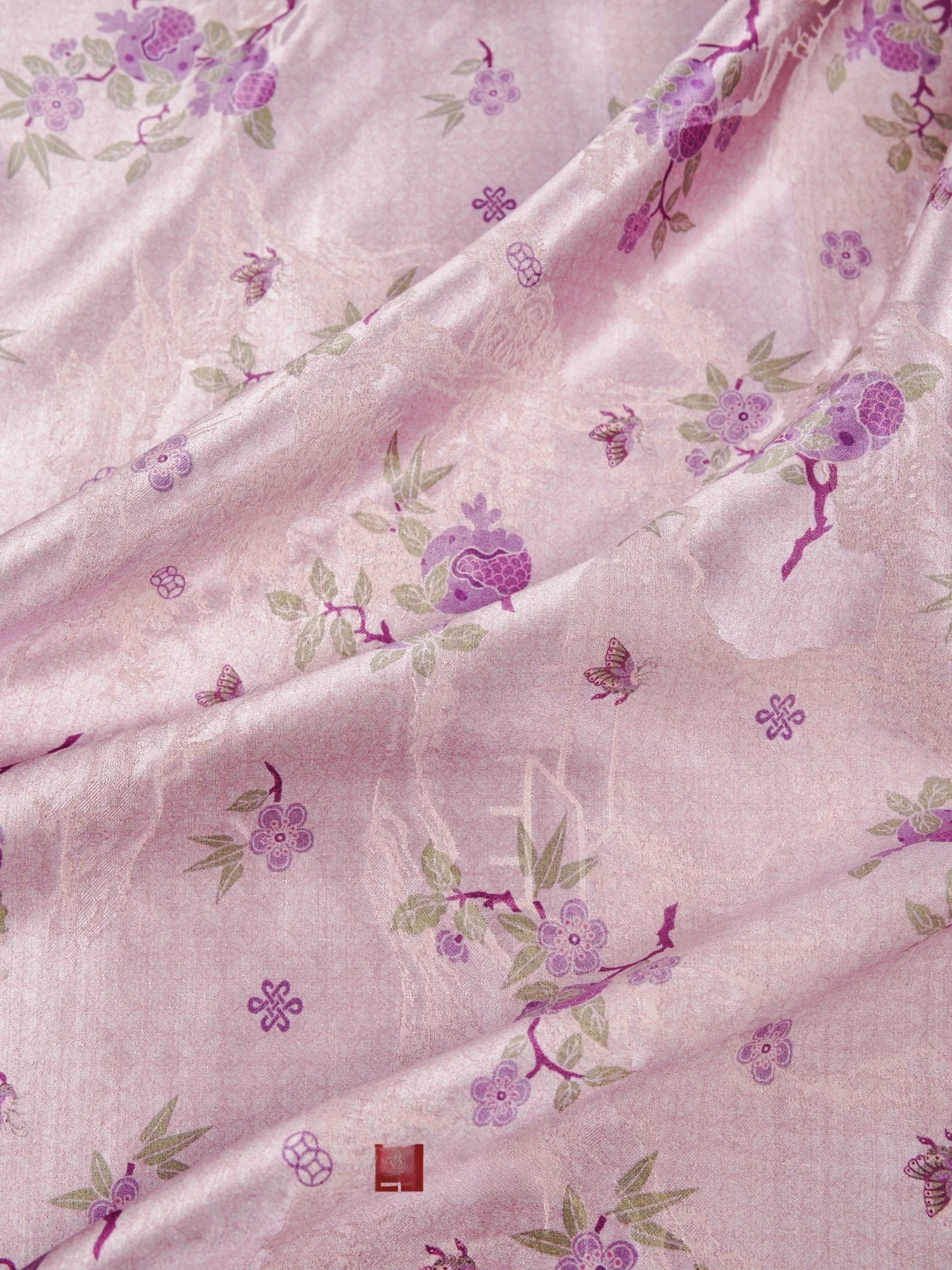 

Мягкая, приятная для кожи ткань с фиолетовым цветочным принтом из шелково-шерстяной смеси в китайском новом стиле для пошива одежды, рукоделия и домашнего декора